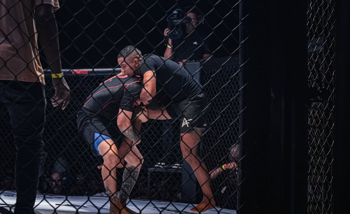 Zwei MMA-Kämpfer im Clinch während eines Kampfes im Käfig