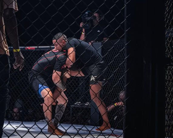 Zwei MMA-Kämpfer im Clinch während eines Kampfes im Käfig