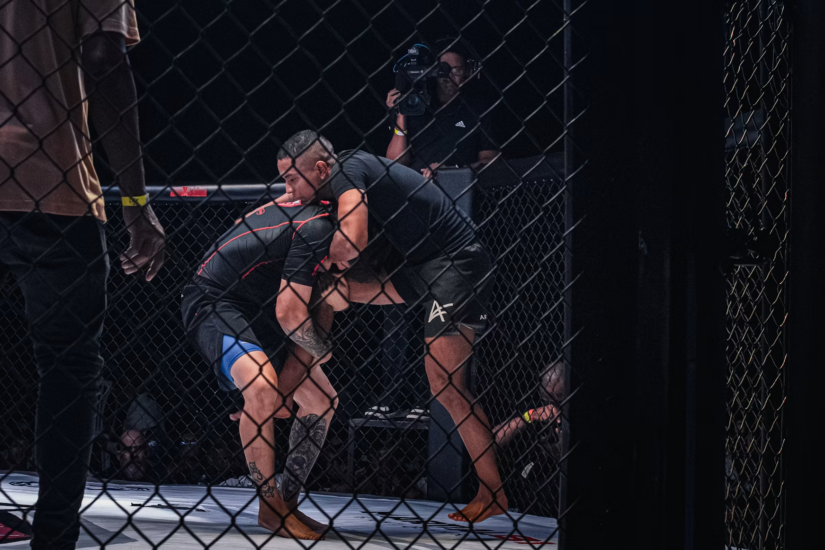 Zwei MMA-Kämpfer im Clinch während eines Kampfes im Käfig